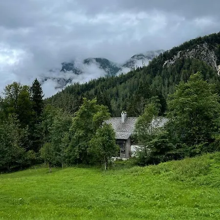 400 Year Old Wooden House بيت للعطل