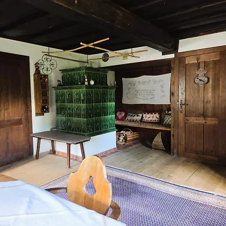 400 Year Old Wooden House بيت للعطل باد غويسرن