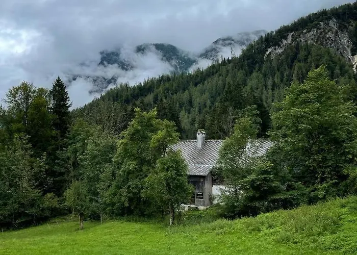400 Year Old Wooden House بيت للعطل